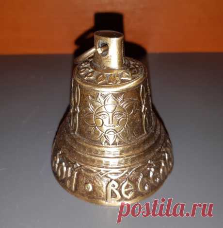 Колокольчик. Бронза серебро. Весёлый звон. Все беды вон. Россия. 21 век. Славянская символика : Сирин райская птица, Красно Солнышко, Лев с лицом человека.
Высота : 61 мм.  Диаметр : 57 мм. Вес : 102 грамма.
 
Цена : 1700 руб. /шт.

Купить сейчас : 

#КолокольчикБронзаСеребро #Колокольчик21век #КолокольчикПоговоркой #КолокольчикСлавянскаяСимволика #КолокольчикРоссия