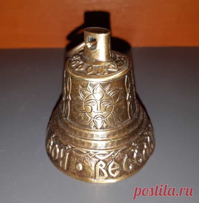 Колокольчик. Бронза серебро. Весёлый звон. Все беды вон. Россия. 21 век. Славянская символика : Сирин райская птица, Красно Солнышко, Лев с лицом человека.
Высота : 61 мм.  Диаметр : 57 мм. Вес : 102 грамма.
 
Цена : 1700 руб. /шт.

Купить сейчас : 

#КолокольчикБронзаСеребро #Колокольчик21век #КолокольчикПоговоркой #КолокольчикСлавянскаяСимволика #КолокольчикРоссия