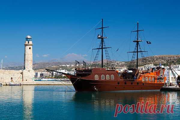 Пиратский корабль в гавани,    ---   Pirate Ship In Harbor  Free Stock Photo HD - Public Domain Pictures