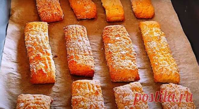Итальянское ПЕЧЕНЬЕ «Pastelli»
Простой и экономичный рецепт

ИНГРЕДИЕНТЫ:
мука — 250 г;
сахар — 95 г;
соль — щепотка;
цедра лимон;
яйцо — 1 шт.;
оливковое масло — 40 мл;
молоко — 50 мл;
разрыхлитель — 8 г.

Приготовление:
Просеиваем муку, делаем в горке углубление и добавляем в него цедру, соль, 75 грамм сахара, яйцо, перемешиваем. Вливаем в муку оливковое масло и снова перемешиваем.

Нагреваем молоко до горячего состояния, высыпаем в него разрыхлитель. Перемешиваем компон...