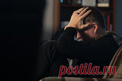 Невролог назвал ранний признак болезни Паркинсона у здоровых людей. Академик Сергей Иллариошкин предупредил, что первым признаком того, что у здорового человека через 15-20 лет разовьется болезнь Паркинсона, служат активные движения во время сновидений. Спящий человек из зоны риска, по его словам, может резко двигать руками и ногами, будто бы отбиваясь от врагов.