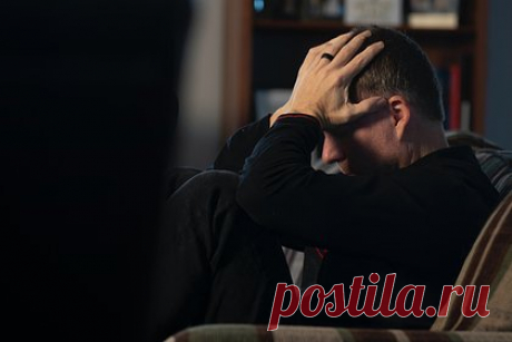 Невролог назвал ранний признак болезни Паркинсона у здоровых людей. Академик Сергей Иллариошкин предупредил, что первым признаком того, что у здорового человека через 15-20 лет разовьется болезнь Паркинсона, служат активные движения во время сновидений. Спящий человек из зоны риска, по его словам, может резко двигать руками и ногами, будто бы отбиваясь от врагов.