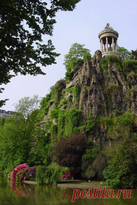 Le parc des Buttes Chaumont est l'un des plus beaux sites de Paris