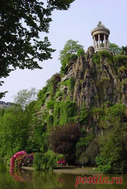 Le parc des Buttes Chaumont est l'un des plus beaux sites de Paris