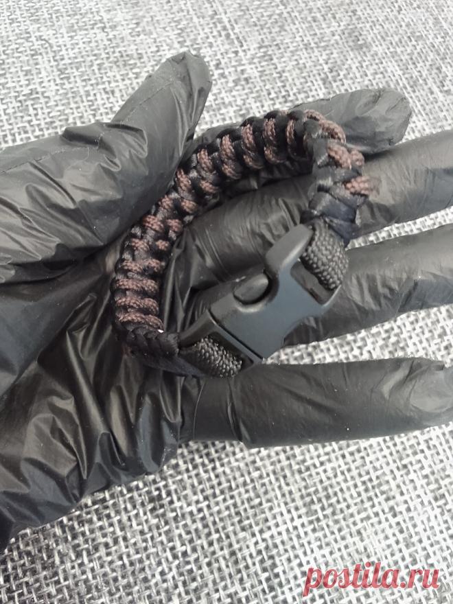 Паракордовый браслет на фастексе -  мои работы

Ручная работа, авторский дизайн.
Коричневый цвет способствует укреплению уверенности в себе, вызывает доверие и уважение.
Стильное украшение для повседневной жизни, спорта и туризма. Благодаря своей универсальности, он идеально подходит для использования на пляже, в повседневной жизни и во время спортивных активностей.