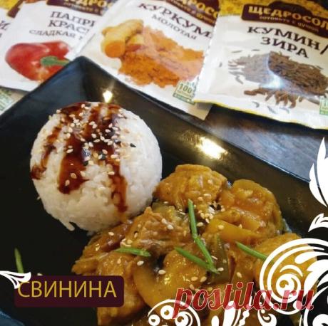Свинина в кокосовом молоке (почти тхабо) 
Состав
500г свинины
1 луковица
100г стручковой фасоли
100г яблока
100г ананаса
100г болгарского перца
3 зубчика чеснока
1ч.л. соуса кимчи
1ч.л. крахмала
100мл кокосового молока
1ч.л. сушеного имбиря
0.5ч.л. паприки
0.5ч.л. куркумы
щепотка зиры
соль по вкусу
растительное масло для жарки
