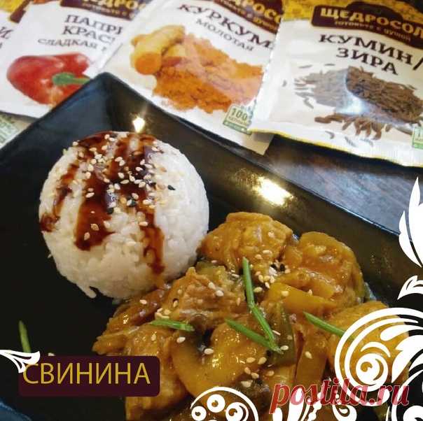 Свинина в кокосовом молоке (почти тхабо) 
Состав
500г свинины
1 луковица
100г стручковой фасоли
100г яблока
100г ананаса
100г болгарского перца
3 зубчика чеснока
1ч.л. соуса кимчи
1ч.л. крахмала
100мл кокосового молока
1ч.л. сушеного имбиря
0.5ч.л. паприки
0.5ч.л. куркумы
щепотка зиры
соль по вкусу
растительное масло для жарки