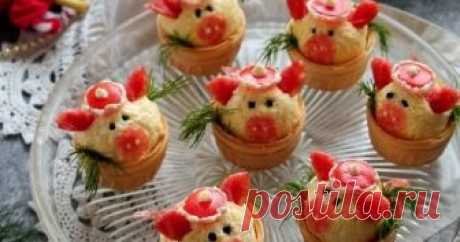 Закуска «Свинки» на Новый год     Ингредиенты:      Тарталетки - 7 шт.    Плавленый сыр - 90 г    Яйца - 2 шт.    Чеснок - 1 зубчик    Майонез - 40 г    Помидор - 1 шт.  ...