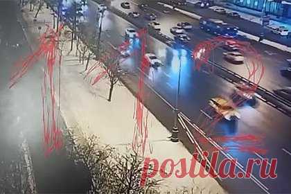 Момент ДТП с пострадавшим врио главы МЧС Москвы попал на видео. В сети появились кадры момента аварии, в которой пострадал врио главы столичного главка МЧС Юрий Ткаченко. Их публикует Telegram-канал «112». На кадрах видно, как служебный автомобиль, в котором находится Ткаченко, едет по выделенной полосе с работающими проблесковыми маячками.