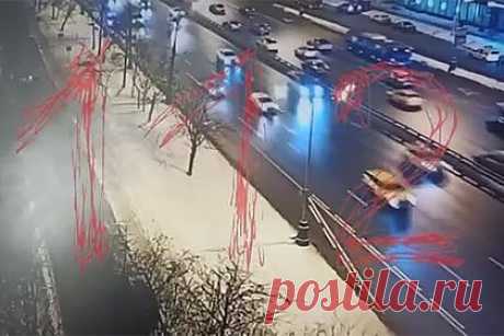 Момент ДТП с пострадавшим врио главы МЧС Москвы попал на видео. В сети появились кадры момента аварии, в которой пострадал врио главы столичного главка МЧС Юрий Ткаченко. Их публикует Telegram-канал «112». На кадрах видно, как служебный автомобиль, в котором находится Ткаченко, едет по выделенной полосе с работающими проблесковыми маячками.