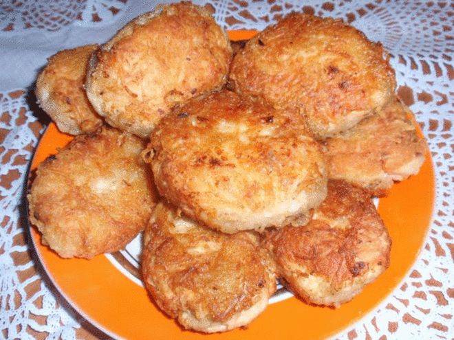 Любимые котлетки внука
Мои котлетки любит вся моя семья . Но то что их полюбил наш внук -это для меня загадка ! Он такой привереда в еде. В любое время суток не отказывается только от конфеток и бабушкиных котлеток!
Вот и хочу девочки предложить вам свой вариант ...может в нём есть какая-то изюминка !
1-1,5 кг фарша (у меня свинина+говядина)
3-4 средних картошины ( сырые )
3-4 луковицы
1 булочка