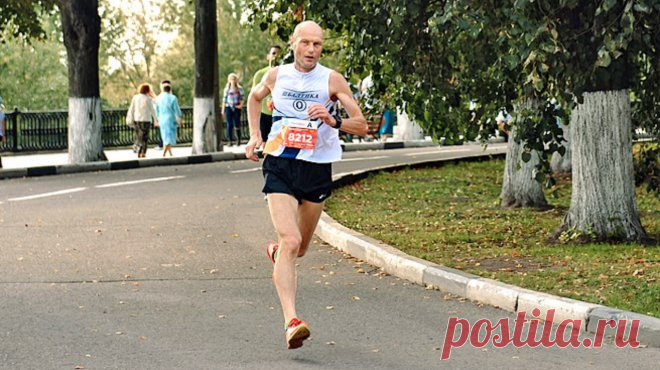 Юрий Строфилов (Yuri Strofilov) пробежал свой первый марафон в 50 лет. Сейчас за его плечами шесть мейджоров. Опытом и открытиями, находками и ошибками, советами и размышлениями Юрий поделился в нашей новинке «Не про бег» (mif.to/npb). Вот несколько ценных мыслей из нее.