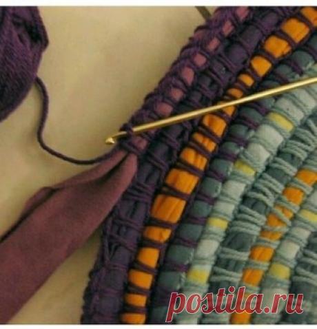 Коврик из ткани и остатков пряжи.