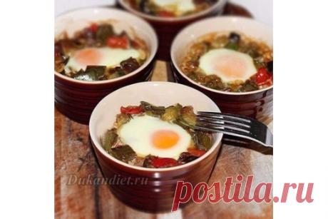 Запеченные яйца с овощами
Красная луковица — 1 шт.,
маленький баклажан — 1 шт.,
большой болгарский перец красного цвета — 1 шт.,
большой болгарский перец либо зеленого, либо желтого цвета — 1 шт.,
кабачок среднего размера — 1 шт.,
чеснок — 2 зубчика,
паприка — 0,5 ч. л.,
молотый кумин — 0,5 ч. л.,
растительное масло — 1-2 ст. л.,
соль, перец,
куриные яйца — 4 шт.