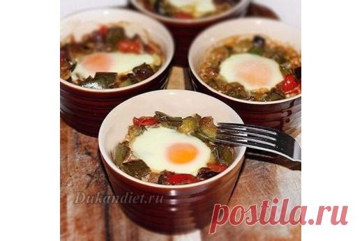 Запеченные яйца с овощами
Красная луковица — 1 шт.,
маленький баклажан — 1 шт.,
большой болгарский перец красного цвета — 1 шт.,
большой болгарский перец либо зеленого, либо желтого цвета — 1 шт.,
кабачок среднего размера — 1 шт.,
чеснок — 2 зубчика,
паприка — 0,5 ч. л.,
молотый кумин — 0,5 ч. л.,
растительное масло — 1-2 ст. л.,
соль, перец,
куриные яйца — 4 шт.