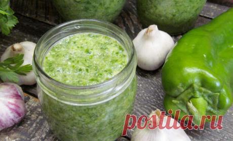 Зеленая аджика без варки: просто смешиваем овощи и закатываем в банку - Steak Lovers - медиаплатформа МирТесен Зеленая аджика на зиму готовится очень быстро и не требует никакой тепловой обработки. Мы просто измельчаем овощи и смешиваем их, после чего аджику можно раскладывать по банкам. Для приготовления аджики нам понадобится зеленый перец, острый перец, чеснок и по пучку петрушки с укропом. Для
