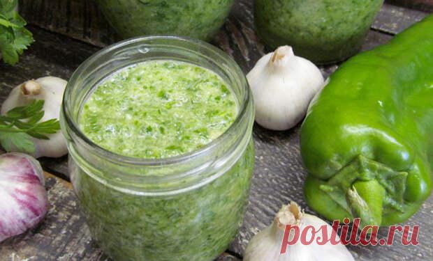 Зеленая аджика без варки: просто смешиваем овощи и закатываем в банку - Steak Lovers - медиаплатформа МирТесен Зеленая аджика на зиму готовится очень быстро и не требует никакой тепловой обработки. Мы просто измельчаем овощи и смешиваем их, после чего аджику можно раскладывать по банкам. Для приготовления аджики нам понадобится зеленый перец, острый перец, чеснок и по пучку петрушки с укропом. Для