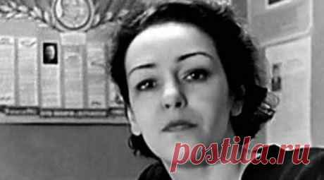 А ВЫ ЗНАЛИ?!!

Не отрекаются, любя… Эти слова написала врач в далеком 1944! Дежурство в госпитале длилось 3 суток. После утомительных дней врач отделения нейрохирургии Вероника Михайловна Тушнова, едва дойдя до дома, записала на клочке старой бумаги «Не отрекаются, любя…» И уснула. Ей было всего 33 года. Шел 1944-й. Романс «Не отрекаются, любя…» на музыку Марка Минкова впервые прозвучал в 1976-м со сцены Московского драматического театра имени Пушкина. Тушнова его уже не у...