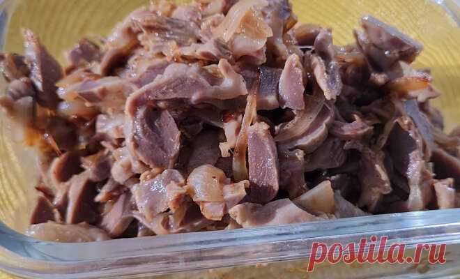 Куриные желудки по-корейски простой рецепт пошаговый Как вкусно сделать Куриные желудки по-корейски простой рецепт дома. Куриные желудки - 1 килограмм Вода - 1,5 литра Репчатый лук - 1 штука очень большая Растительное масло - 2 столовые ложки Чеснок - 2 больших зубчика Лавровый лист - 2 штуки Перец душистый горошком - 2 штуки Перец чёрный горошком -