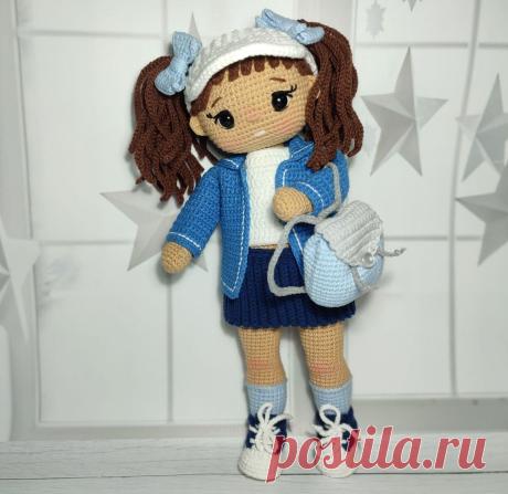 В мастер класс входят:
— кукла
— кеды
— юбка
— футболка
— кепка
— рюкзак
— гетры
— жакет