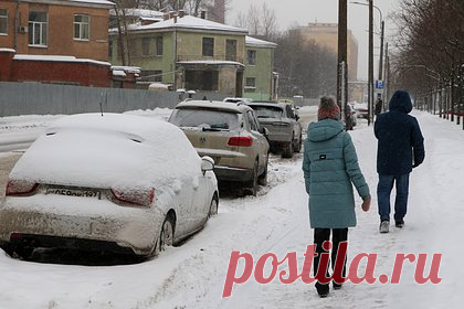 Владельцев авто обвинили в плохой подготовке к аномальным морозам. Автомобили чаще всего ломаются в аномальные морозы из-за плохой подготовки, уверен член правления Союза автосервисов Илья Плисов. Она может не привести к поломкам в теплую зиму, однако даст знать о себе при сильном холоде. Обращения в сервисы в минувшие новогодние праздники выросло на 15 процентов.
