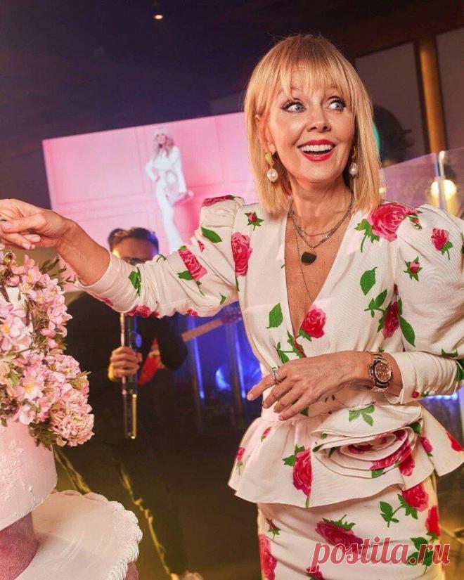 Когда деньги не могут заменить вкус: наряды Валерии, на которые мне смотреть неловко
Валерия — яркая звезда с прекрасной фигурой и внешностью. Она красотка. Но некоторые наряды певицы кажутся мне чересчур неловкими, эпатажными. Источник фото https://www.instagram.com/p/CN0xwb3FAxn/ Белый костюм с яркими цветами прелестно смотрелся бы на юной девочке. Но на Валерии мне он сразу напоминает крылатую...
Читай дальше на сайте. Жми подробнее ➡