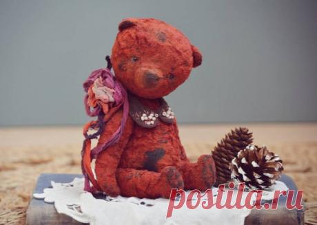 Катенька. Мишка сшита из советского плюша, ручной окраски, внутри ароматные опилки + металлический гранулят, что делает мишку приятно тяжеленькой, соединение лап и головы  шплинтовое, глаза стеклянные на петле, тонирован худ. маслом, рост примерно 20см, воротник и бант - шёлк. Катя ищет любящий дом 🐻💕🏡 / Рукоделие