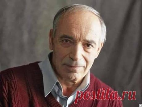 ОЧЕНЬ НРАВИТСЯ ЭТО СТИХОТВОРЕНИЕ!

Попса дробит шрапнелью наши души, 
Ее за это не привлечь к суду. 
Часть поколенья выросла на чуши, 
И новое рождается в бреду… 
О, Солнышко лесное, чудо-песня! 
Как мы в неволе пели, чудаки! 
Пришла свобода, стали интересней 
Писклявые уродцы-пошляки… 
Слова — ничто, есть вопли вырожденья. 
Тот знаменит, кто больше нездоров. 
Кто выйдет петь без всякого стесненья, 
Без совести, без страха, без штанов. 
Где песня, чтобы спеть ее хотелось? ...