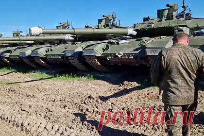 Шойгу ознакомился с новой партией российской военной техники. Министр обороны России Сергей Шойгу ознакомился с новой партией отечественной военной техники. Ее представил замминистра обороны РФ Алексей Кузьменков. Главе Минобороны продемонстрировали современные танки, боевых бронированные машины, а также специальную технику и автотранспорт для снабжения войск.