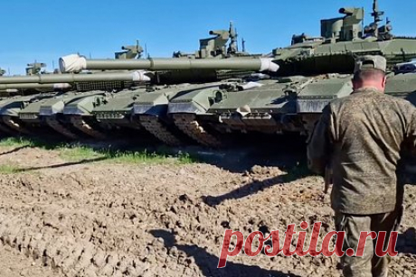 Шойгу ознакомился с новой партией российской военной техники. Министр обороны России Сергей Шойгу ознакомился с новой партией отечественной военной техники. Ее представил замминистра обороны РФ Алексей Кузьменков. Главе Минобороны продемонстрировали современные танки, боевых бронированные машины, а также специальную технику и автотранспорт для снабжения войск.