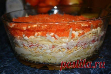 ​Салат "Бархатный" Ингредиенты:
3 вареные картофелины2 небольшие сырые морковки3 вареных яйца200г крабовых палочек200г сыра250г майонезаПриготовление:1. Укладываем слоями продукты, натертые на терке, каждый слой промазываем майонезом.
1-й отварной картофель2-й яйца3-й крабовые палочки4-й сыр5-й морковь2....