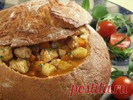 Грибной гуляш в хлебных тарелочках