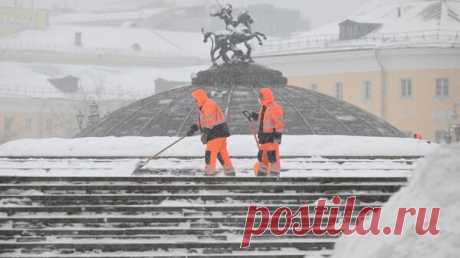 К уборке снега в Москве привлекли еще почти 15 тысяч человек