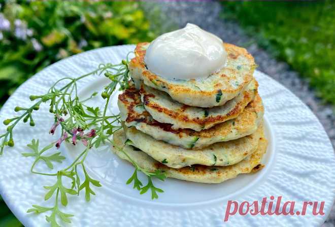 Уже несколько дней готовлю это вкуснейшее блюдо: для тех, кто на правильном питании, это находка  😁👍
Рецепт:
▫️куриное филе 500 гр. ▫️помидоры 3 шт. ▪️лук 1 шт. 🔸соль, перец, специи ▶️масло для жарки
Как готовить: 1. Филе нарезать небольшими кусочками.
2. Помидоры нарезать полукольцами.
3. Лук нарезать полукольцами, обжарить на сковороде на растительном масле до золотистого цвета.
4. Добавить филе, посолить, поперчить, добавить специи, жарить 10 мин. 5. Добавить лук, перемешать, жарить до гото…