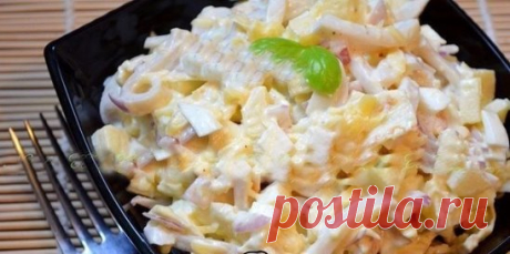 САЛАТ С ЯИЧНЫМИ БЛИНЧИКАМИ И КАЛЬМАРАМИ 
ИНГРЕДИЕНТЫ:
 120 г отваренных кальмаров;
 70 г твердого сыра;
 2 вареных яйца;
 1 красная луковица;
 1 небольшое яблоко;
 2 яйца;
 соль и перец - по вкусу;
 зелень - по вкусу;
 майонез или сметана - по вкусу;
 растительное масло для жарки.
ПРИГОТОВЛЕНИЕ:
Для того чтобы сварить кальмара, его нужно опустить в кипящую воду и варить 2 минуты после закипания воды. Затем очистить от пленок и хорды. Отварного кальмара порезать мелкой соломкой.Яйца п