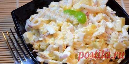 САЛАТ С ЯИЧНЫМИ БЛИНЧИКАМИ И КАЛЬМАРАМИ 
ИНГРЕДИЕНТЫ:
 120 г отваренных кальмаров;
 70 г твердого сыра;
 2 вареных яйца;
 1 красная луковица;
 1 небольшое яблоко;
 2 яйца;
 соль и перец - по вкусу;
 зелень - по вкусу;
 майонез или сметана - по вкусу;
 растительное масло для жарки.
ПРИГОТОВЛЕНИЕ:
Для того чтобы сварить кальмара, его нужно опустить в кипящую воду и варить 2 минуты после закипания воды. Затем очистить от пленок и хорды. Отварного кальмара порезать мелкой соломкой.Яйца п