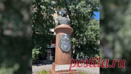 Вандалы расписали памятник советскому летчику в Днепре. Неизвестные осквернили памятник советскому летчику времен Второй мировой войны Анатолию Брандысу, расположенный в украинском городе Днепре. Об этом сообщается в Telegram-канале местного издания &quot;Страна.ua&quot;. Журналисты ...