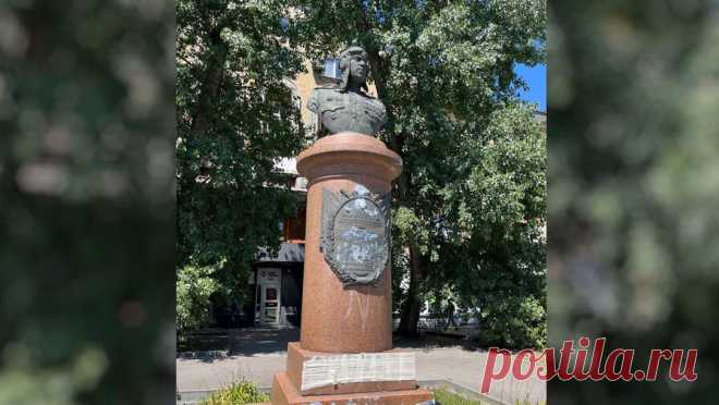Вандалы расписали памятник советскому летчику в Днепре. Неизвестные осквернили памятник советскому летчику времен Второй мировой войны Анатолию Брандысу, расположенный в украинском городе Днепре. Об этом сообщается в Telegram-канале местного издания "Страна.ua". Журналисты ...