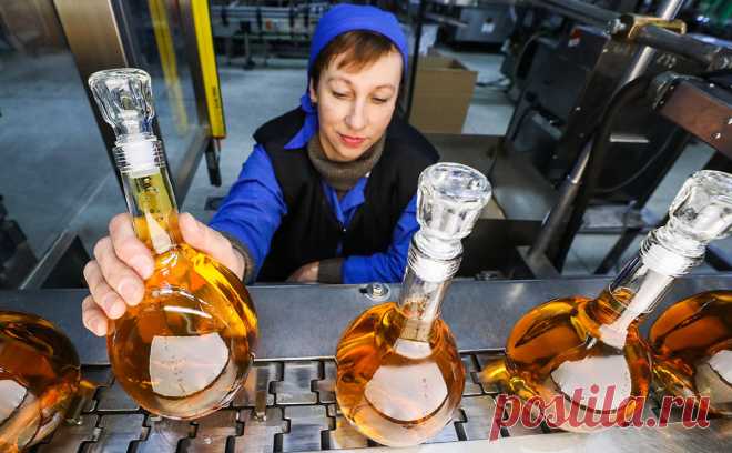 Минфин предложил отложить новые правила для алкоголя на два года. Сейчас предполагается, что новый регламент вступит в силу в начале 2022 года. Минфин и представители бизнеса считают, что нынешняя версия документа содержит неточности, которые могут вызвать сложности в производстве алкоголя