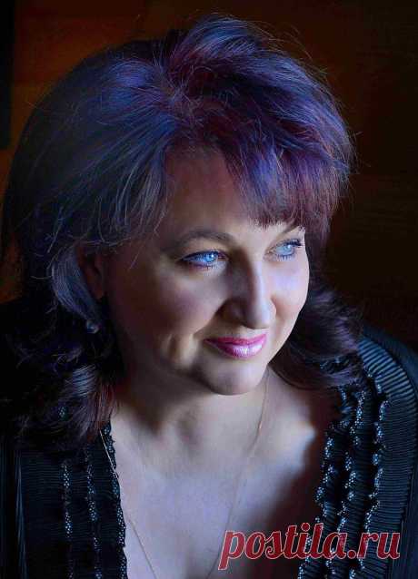 Иришка: «Никогда, никогда ни о чем не жалейте, Ни потерянных дней, ни сгоревшей любви. Пусть другой гениально играет на флейте, Но еще гениальнее слушали вы.»