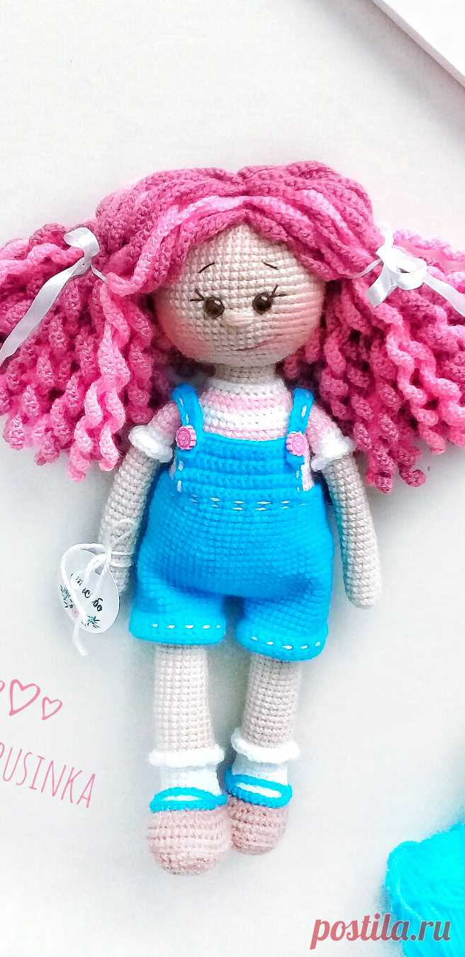 PDF Кудряшка Сью крючком. FREE crochet pattern; Аmigurumi doll patterns. Амигуруми схемы и описания на русском. Вязаные игрушки и поделки своими руками #amimore - большая кукла, куколка в комбинезоне.