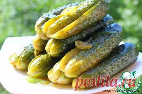 Огурчики с необычным вкусом &quot;суточные&quot;
Огурец (свежие) — 1 кг 
Лук зеленый 
Масло растительное — 2 ст. л. 
Вода — 800 мл 
Сахар — 80 г 
Уксус (винный) — 50 мл 
Перец чили (свежий) 
Соль — 4 ст. л. 
Соевый соус (ТМ Киккоман классический) — 2 ст. л.