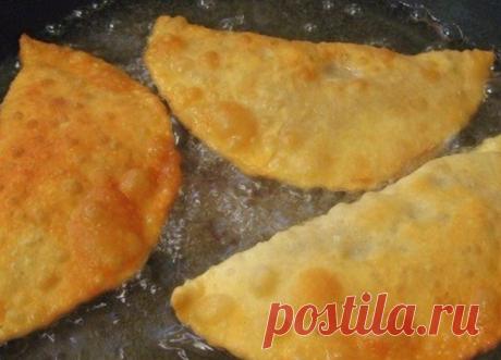 Вкуснятина! Правильные чебуреки. Самый удачный рецепт

Секрет этого рецепта, по моему мнению, заключается в тесте - оно получается мягким и вкусным:

Ингредиенты:

Тесто:
- 3.5 стакана муки ;
- 350 мл воды;
- 1 яйцо;
- 1 стол. Ложка топленого масла (или просто масла)
- 0.5 чайной ложки соли.

Приготовление:

1. Вскипятить воду с солью и маслом (масло придает готовым чебурекам характерную "пузырчатость").
2. Немедленно заварить в ней 1/2 стакана муки, стараясь размешать ком...