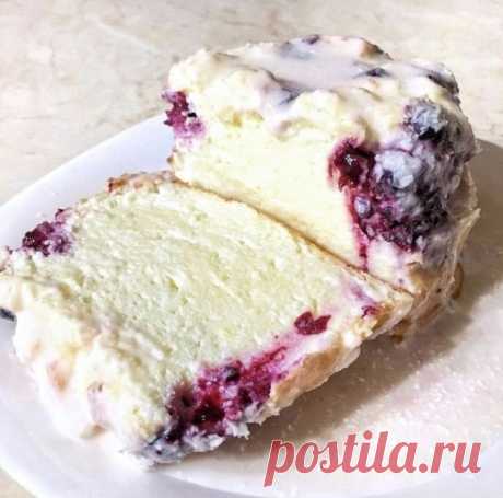 Запеканка, таящая во рту
 
КБЖУ на 100 г запеканки без добавок 106/14/3/7 
 
Ингредиенты:⠀ 
3 яйца⠀ 
400 г 0,2% творога 
100 мл 0,5% молока⠀ 
40 г кукурузного крахмала⠀ 
подсластитель
 
Приготовление:⠀ 
Белки взбить до крепких пиков. 
Все остальные ингредиенты смешать блендером, чтобы не было крупинок. 
Вмешать белки к творожной массе. 
Перелить в форму (берём форму с высокими бортиками, у меня для куличей 9см), посыпаем ягодами и отправляем в духовку, разогретую до 180 гр...
