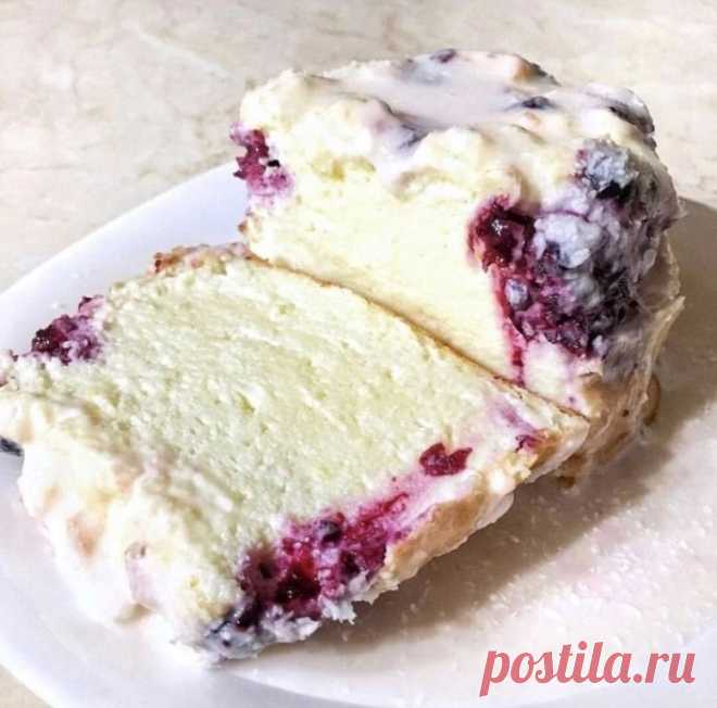 Запеканка, таящая во рту
 
КБЖУ на 100 г запеканки без добавок 106/14/3/7 
 
Ингредиенты:⠀ 
3 яйца⠀ 
400 г 0,2% творога 
100 мл 0,5% молока⠀ 
40 г кукурузного крахмала⠀ 
подсластитель
 
Приготовление:⠀ 
Белки взбить до крепких пиков. 
Все остальные ингредиенты смешать блендером, чтобы не было крупинок. 
Вмешать белки к творожной массе. 
Перелить в форму (берём форму с высокими бортиками, у меня для куличей 9см), посыпаем ягодами и отправляем в духовку, разогретую до 180 гр...