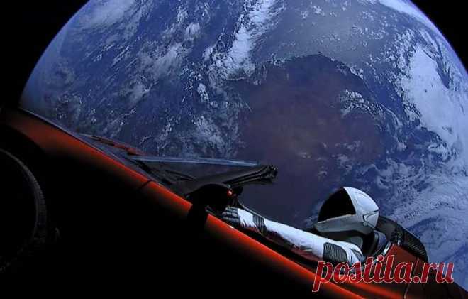 Отправленный в космос автомобиль Илона Маска сделал первый оборот вокруг Солнца Автомобиль Tesla Roadster из личной коллекции основателя компании Space X Илона Маска с одетым в скафандр манекеном Starman за рулем, выведенный в космос