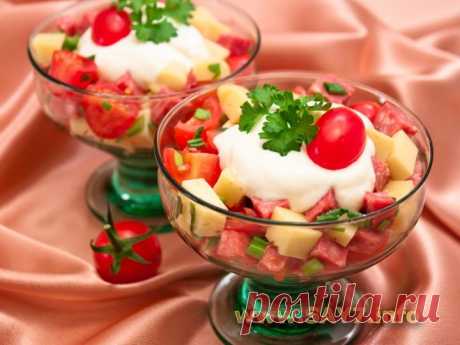 Салат с колбасой, сыром и помидорами