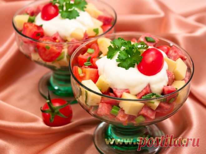 Салат с колбасой, сыром и помидорами
