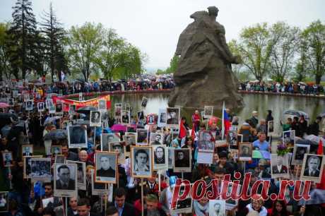 Акция &quot;Бессмертный полк&quot; в Волгограде  © Дмитрий Рогулин/ТАСС  | ТАСС: Общество - Живая память: акция &quot;Бессмертный полк&quot; в городах мира