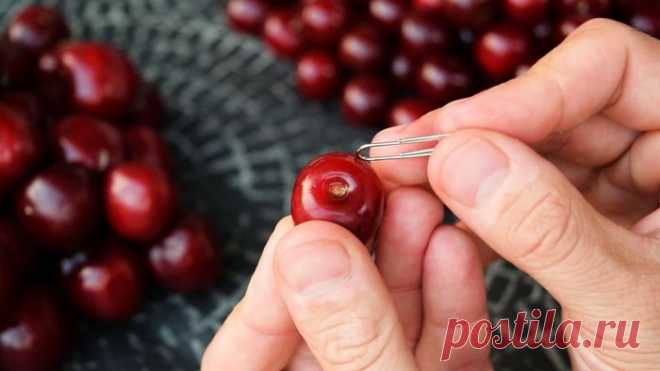 Как быстро удалить косточки из вишни и (почти) не запачкать руки? | Вкусные рецепты
